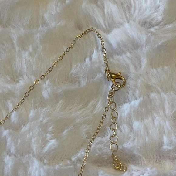 Dainty filigree petite heart, love necklace - Picture 4 of 4